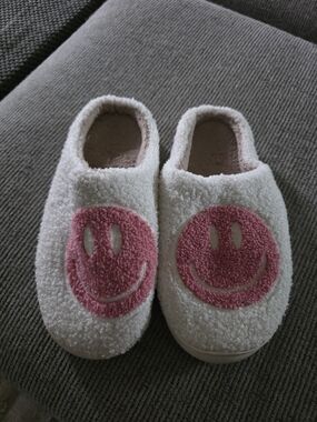 Cozy White One-Piece Slippers with Pink Smiley